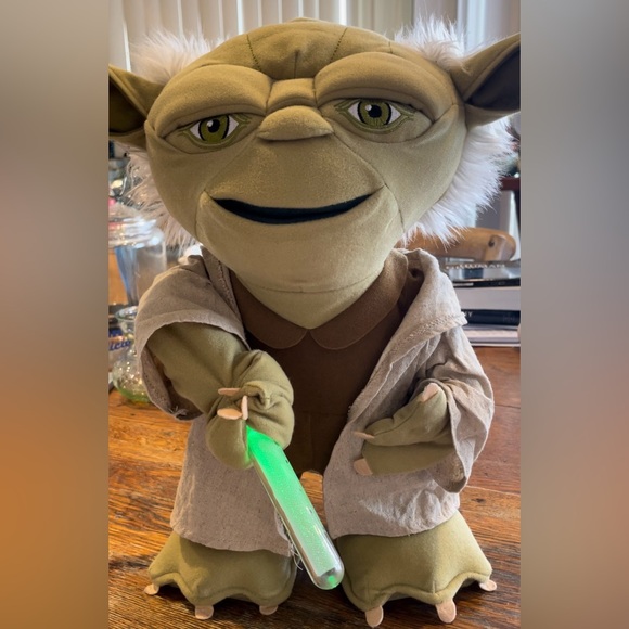 STAR WARS Lightsaber Battle Yoda Deluxe 16-inch Talking Action Plush - Picture 7 of 7